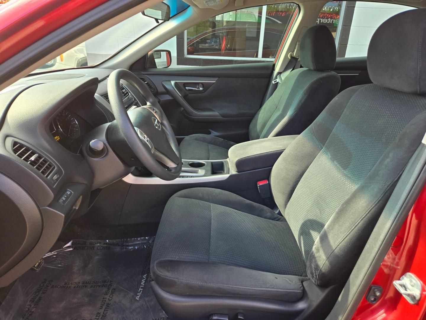 2015 Red Nissan Altima 2.5 S (1N4AL3AP9FC) with an 2.5L L4 DOHC 16V engine, Continuously Variable Transmission transmission, located at 503 West Court, Seguin, TX, 78155, (830) 379-3373, 29.568621, -97.969803 - Photo#4